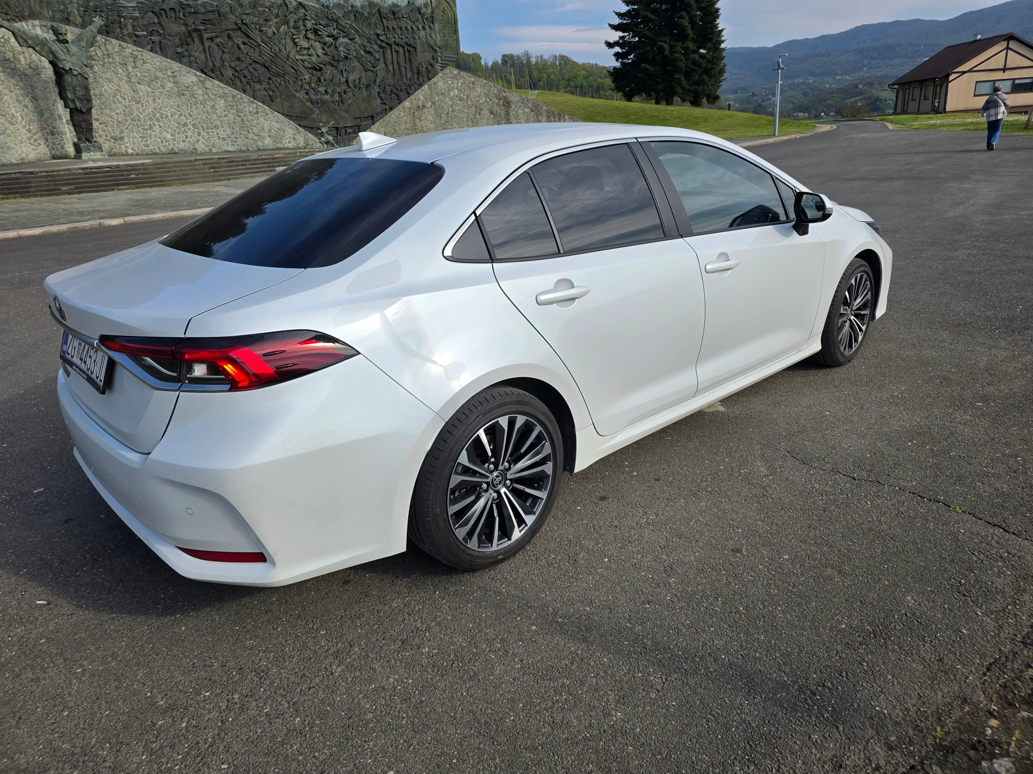 toyota corola sedan - slika 3