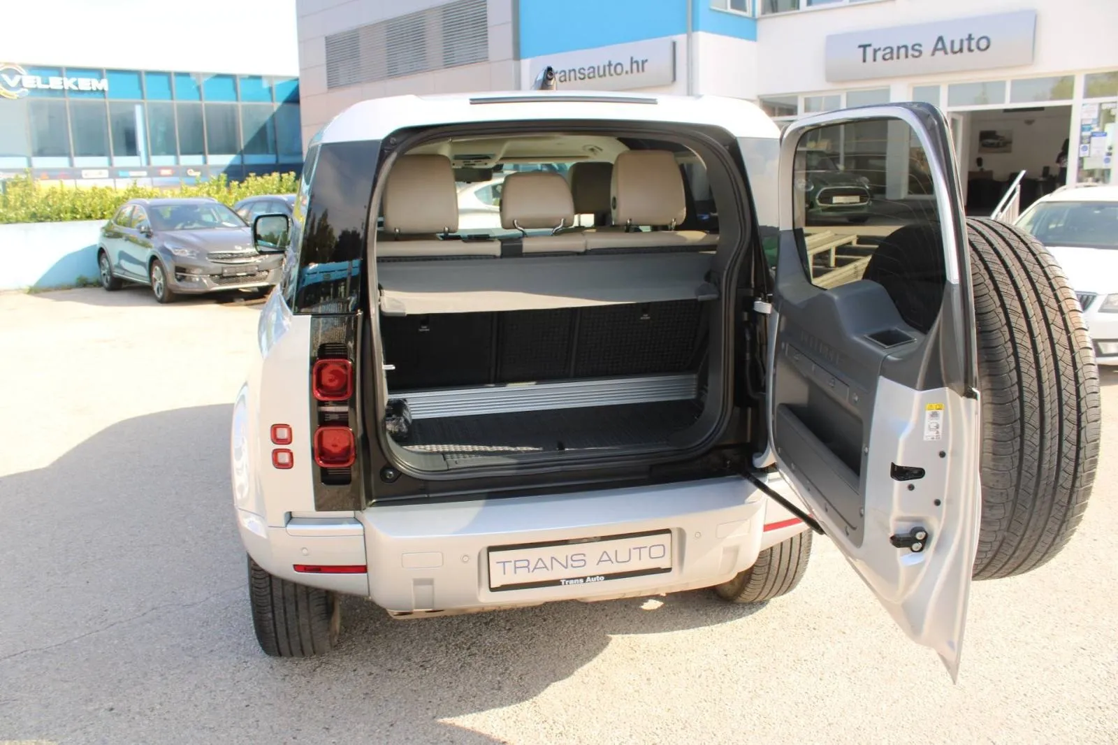 land rover defender 3.0 d6 250 90xs edition awd *panorama,navigacija* - slika 9