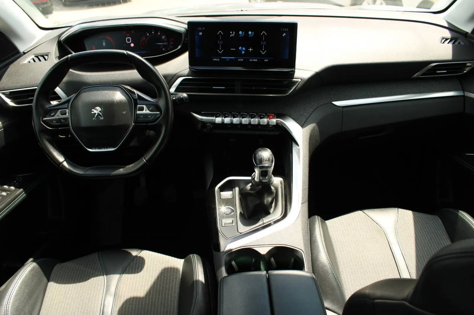 peugeot 3008 1.2 puretech allure *navigacija, led, kamera* - slika 13