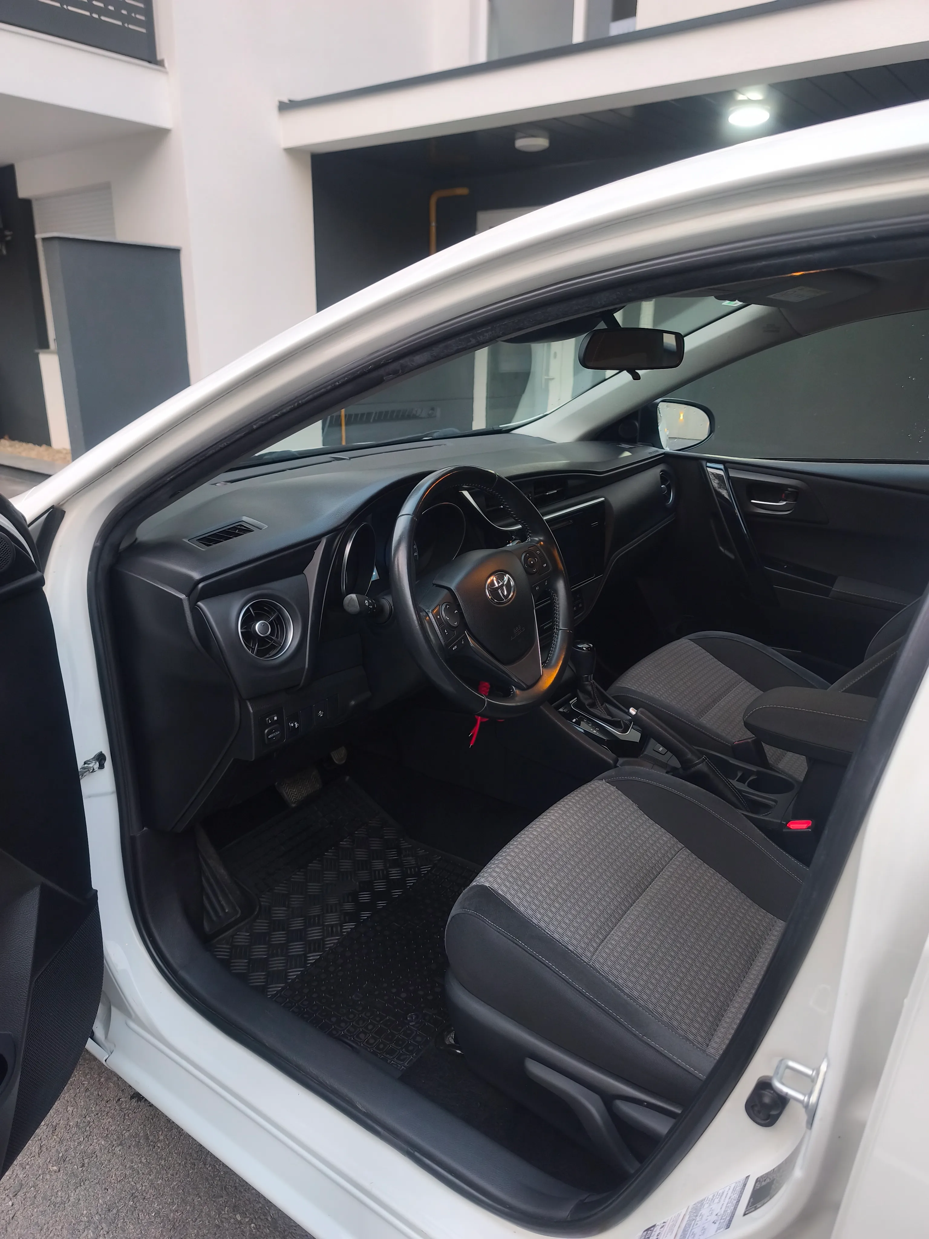 toyota auris 1,2 turbo black edition - slika 11
