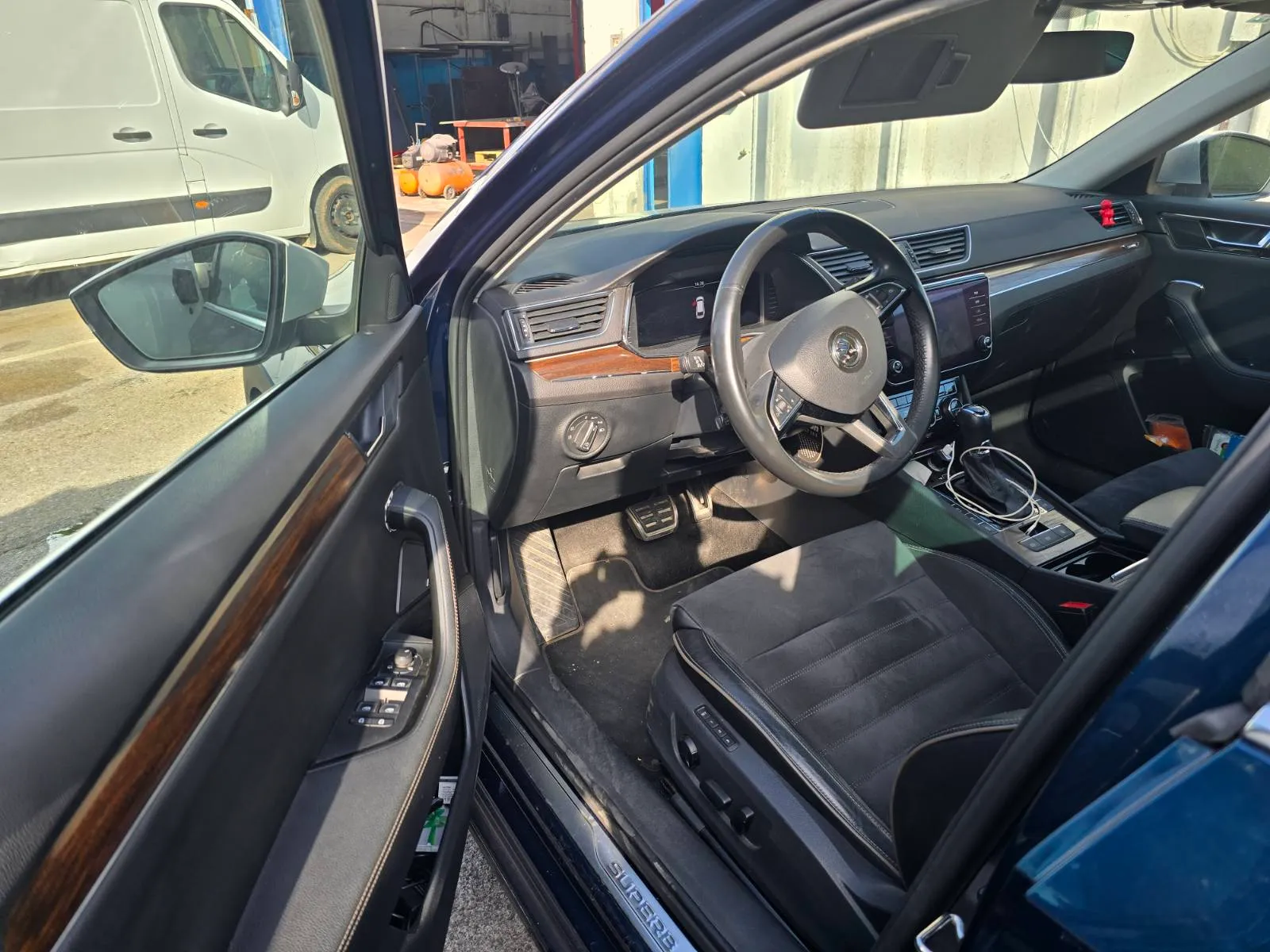 škoda superb combi 2.0 tdi scout 4x4 dsg - slika 6