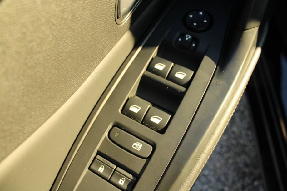 peugeot 308 1.2 puretech allure *led, navigacija, kamera* - slika 11