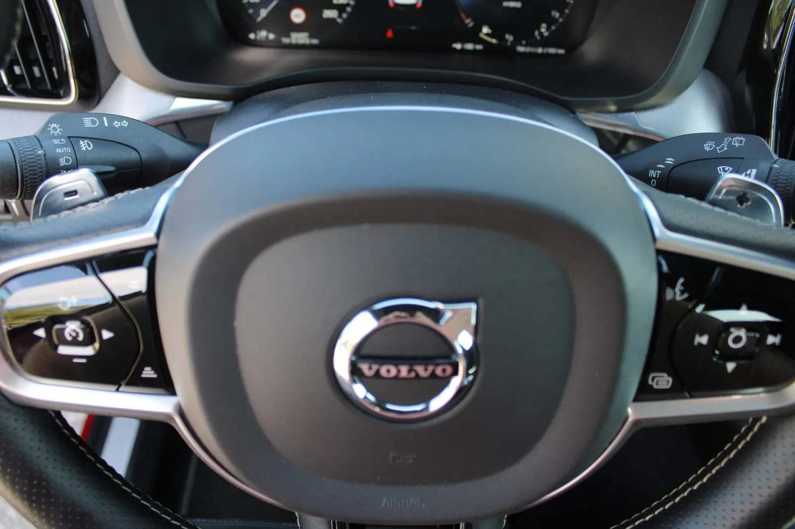 volvo xc60 t8 recharge awd r-design *panorama, led, navigacija* - slika 15