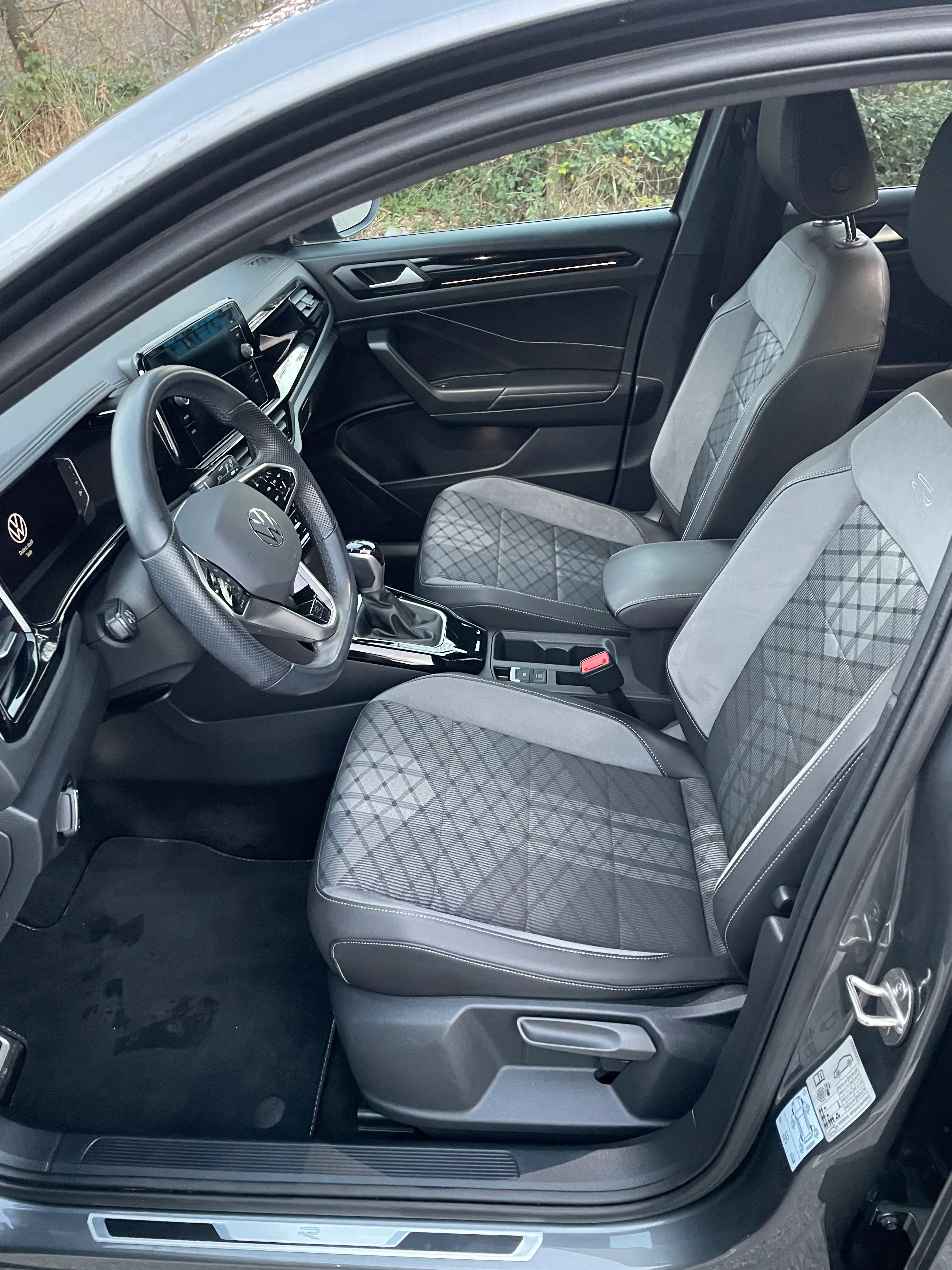 vw t-roc 1.5 tsi,dsg,r-line,black,matrix,iq,kamera - slika 6
