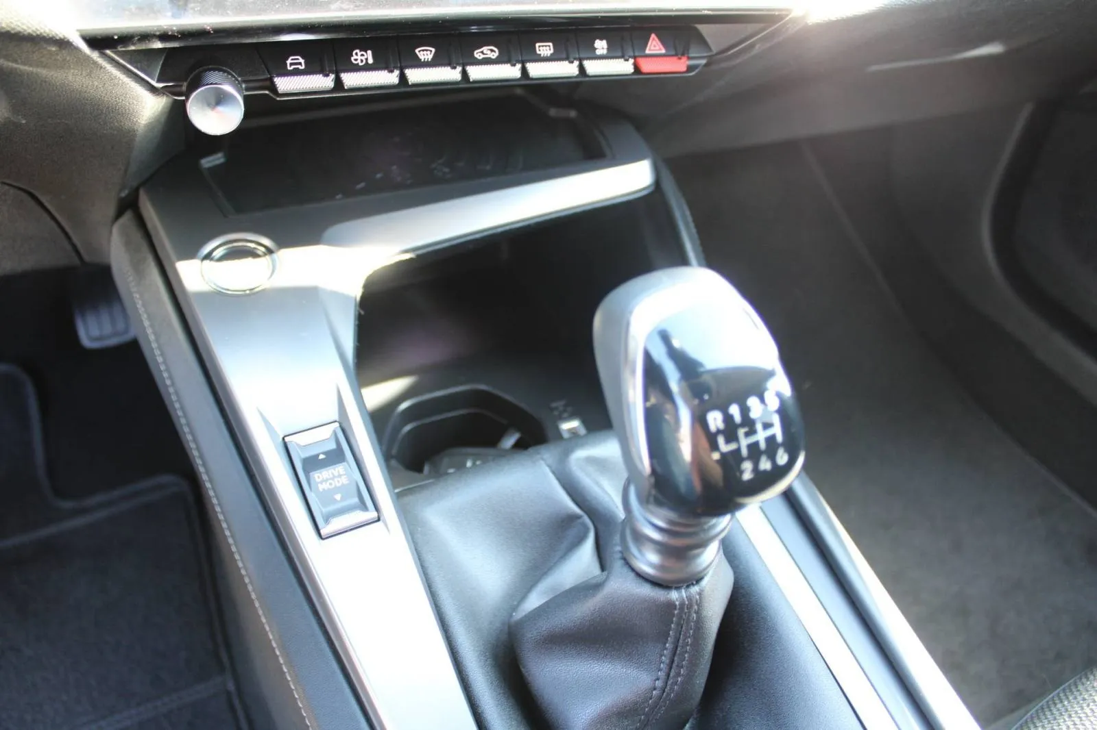peugeot 308 1.2 puretech allure *led, navigacija, kamera* - slika 18