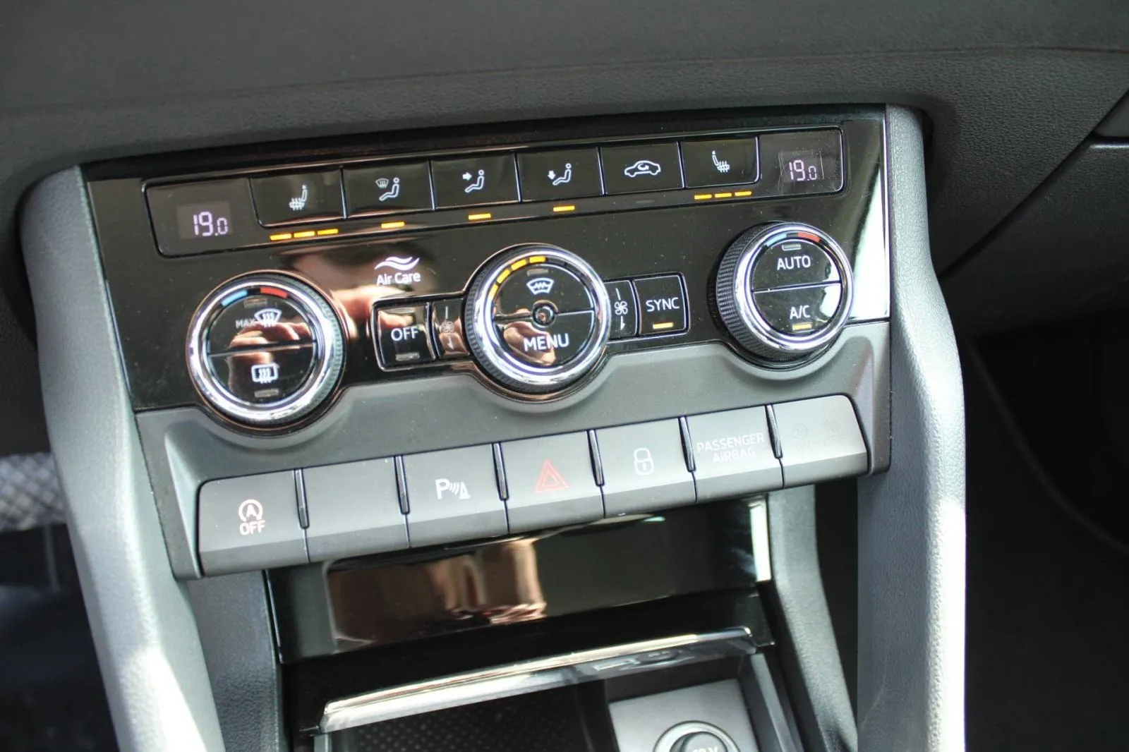 škoda karoq 1.6 tdi dsg style *led, navigacija, kamera* - slika 19