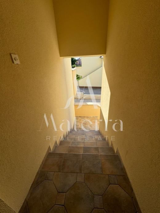 murter, 2-soban stan - 80,05m2 sa terasom, parking, 40om od centra - slika 3