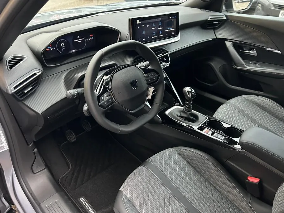peugeot 2008 allure puretech 100 - slika 10