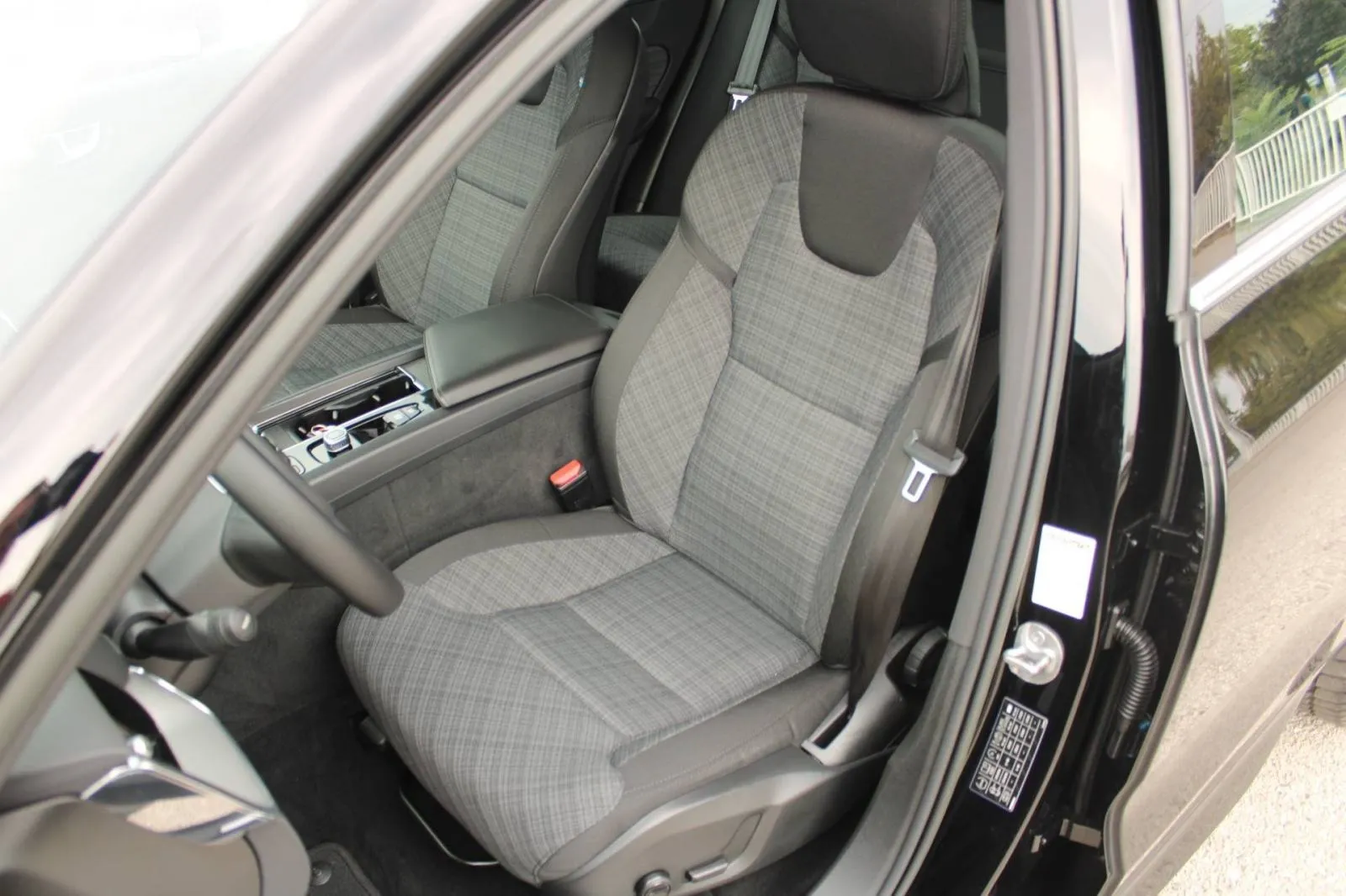volvo xc60 b4 2.0d automatik *led, navigacija, kamera* - slika 9