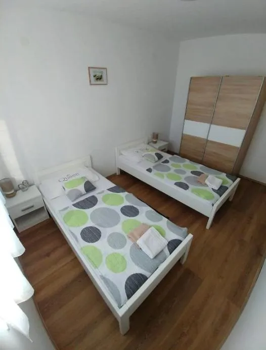 privlaka, lijepa kuća s tri apartmana(123m2), 200 metara do mora - slika 9