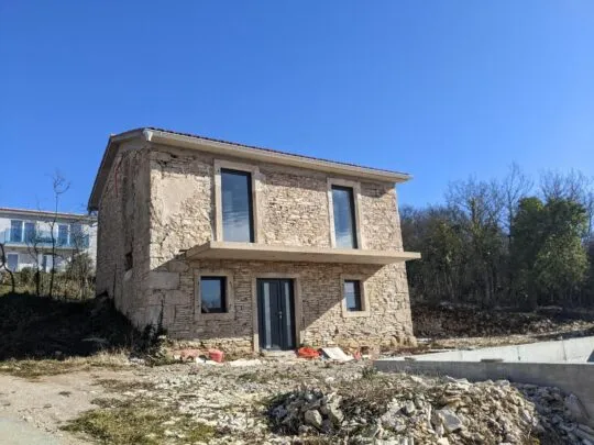 Labin, renovirana kamena kuća, s pogledom na more