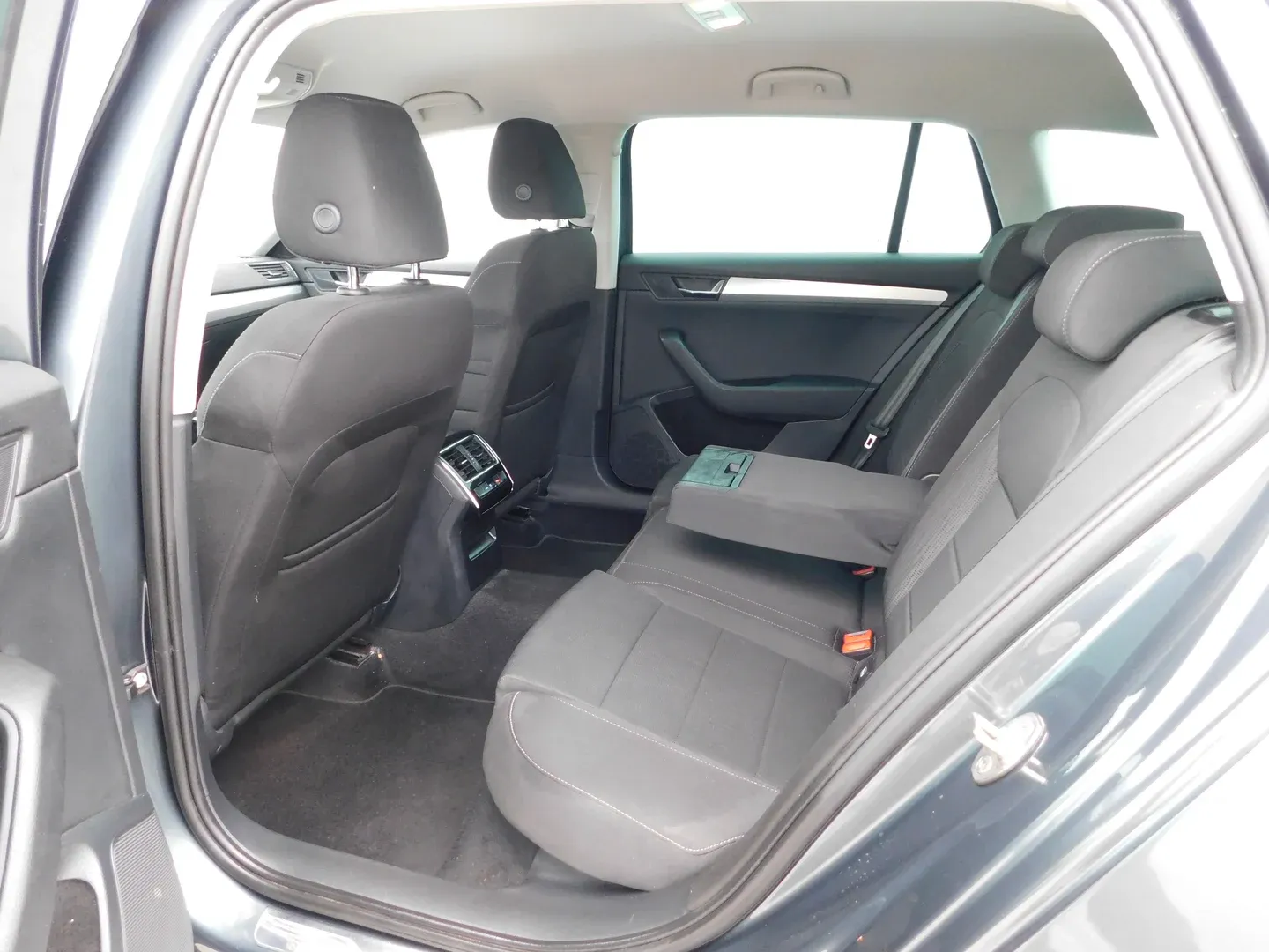 09322 škoda superb combi ambition 1.6 tdi - slika 11