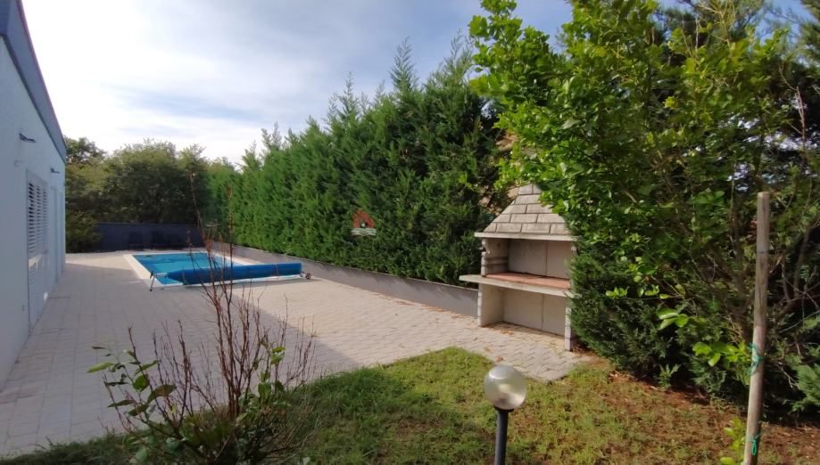 murvica-samostojeća kuća prizemnica s dva bazena - slika 4