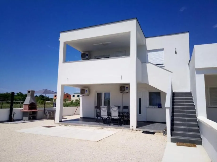 privlaka, lijepa kuća s tri apartmana(123m2), 200 metara do mora - slika 2