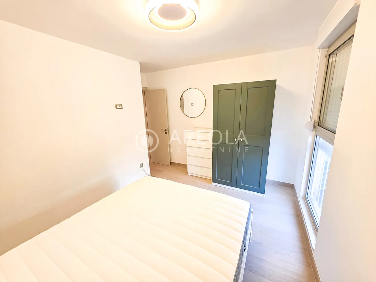 split, pujanke – trosoban stan s 3 lođe, renoviran i novo namješten! - slika 15