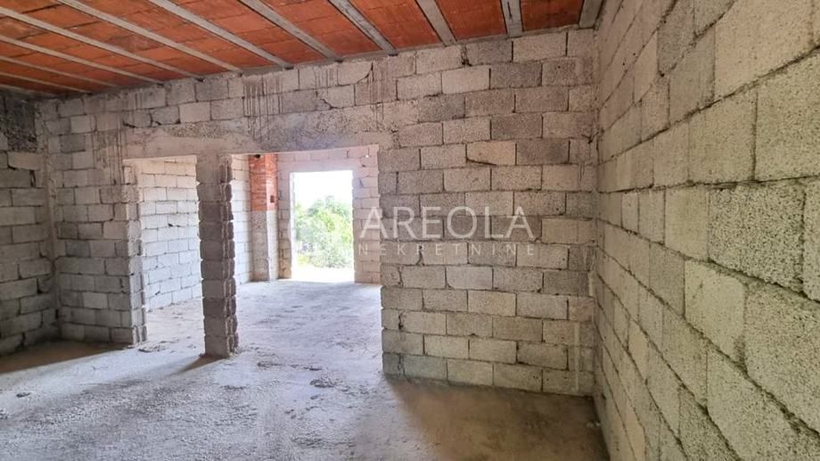 gornji humac (brač) - građevinsko zemljište s nedovršenom kućom - slika 15