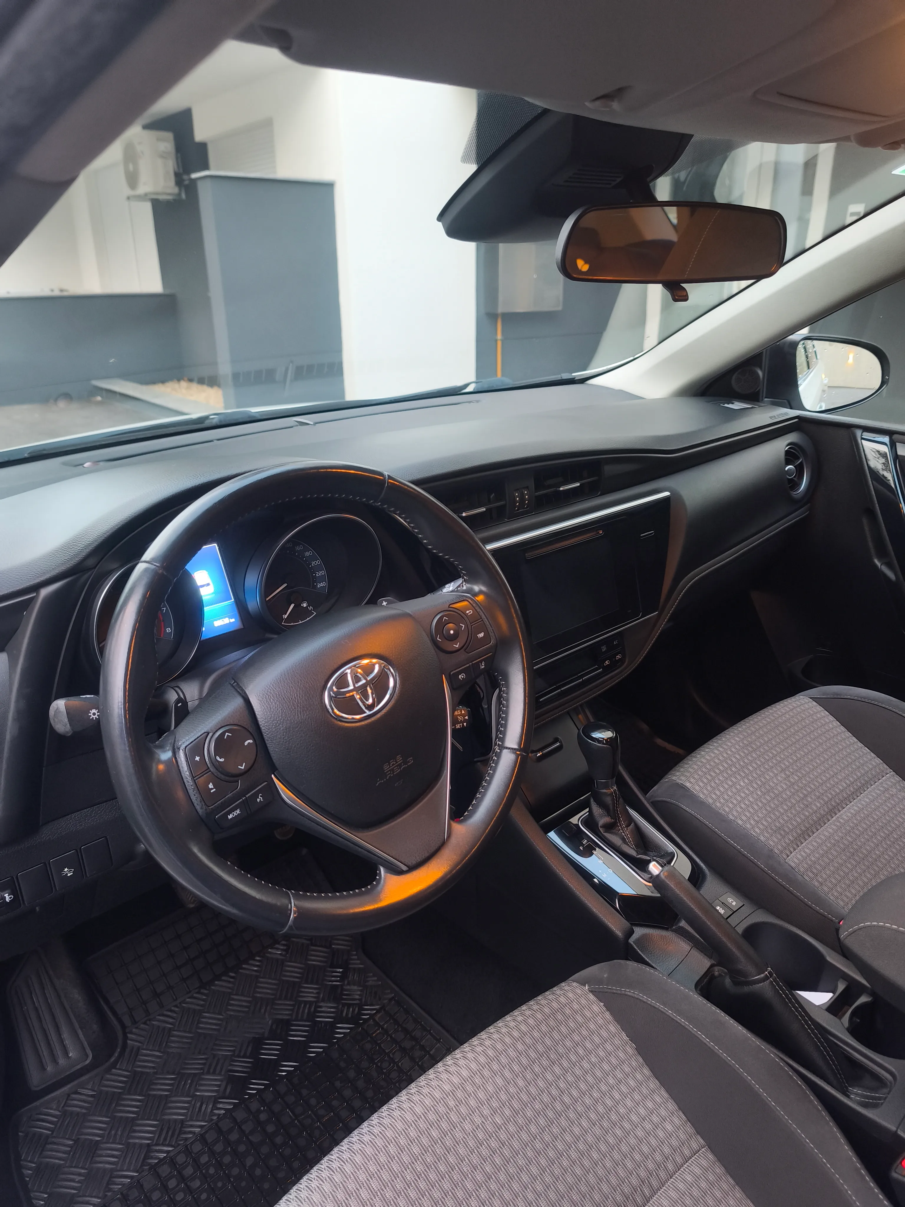 toyota auris 1,2 turbo black edition - slika 12