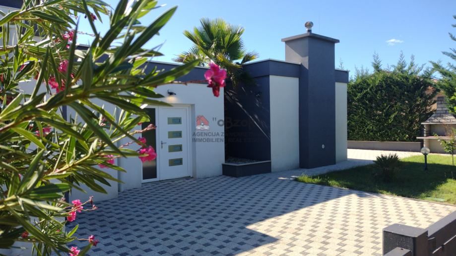 murvica-samostojeća kuća prizemnica s dva bazena - slika 2