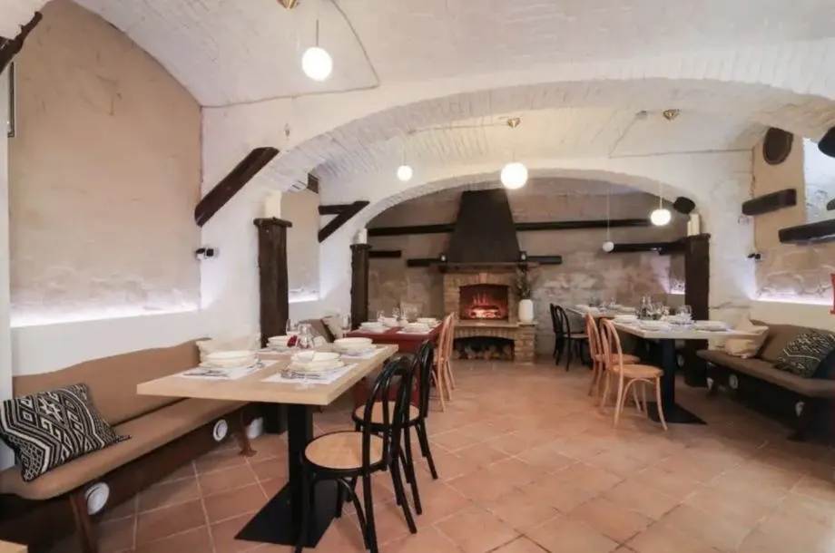 restoran: osijek, centar, 150 m2, kompletno uređen i opremljen za rad - slika 2