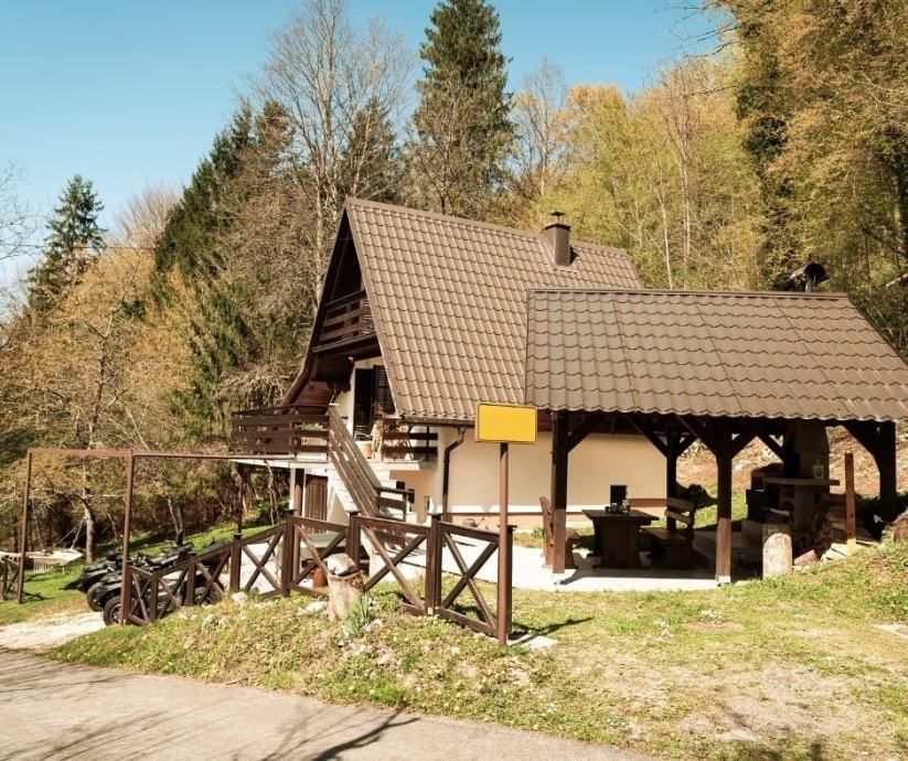 Gorski kotar, vikendica okružena šumom - Delnice