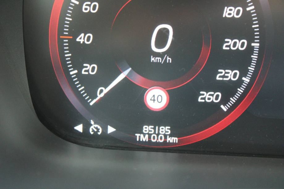volvo xc60 b4 2.0d awd r-design automatik *led, navigacija, kamera* - slika 14
