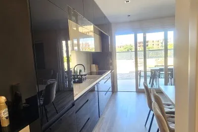 moderno opremljen stan na dobroj lokaciji, novigrad - slika 2