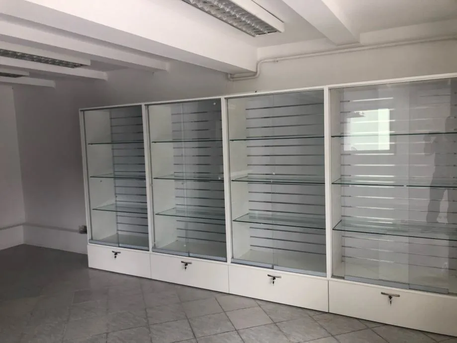 Vitrine za robu u trgovini - Dugo Selo