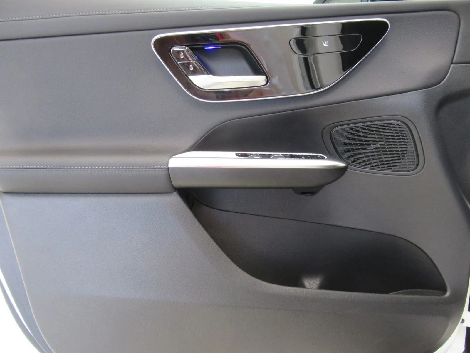 mercedes-benz glc 220 d 4m amg line - slika 16