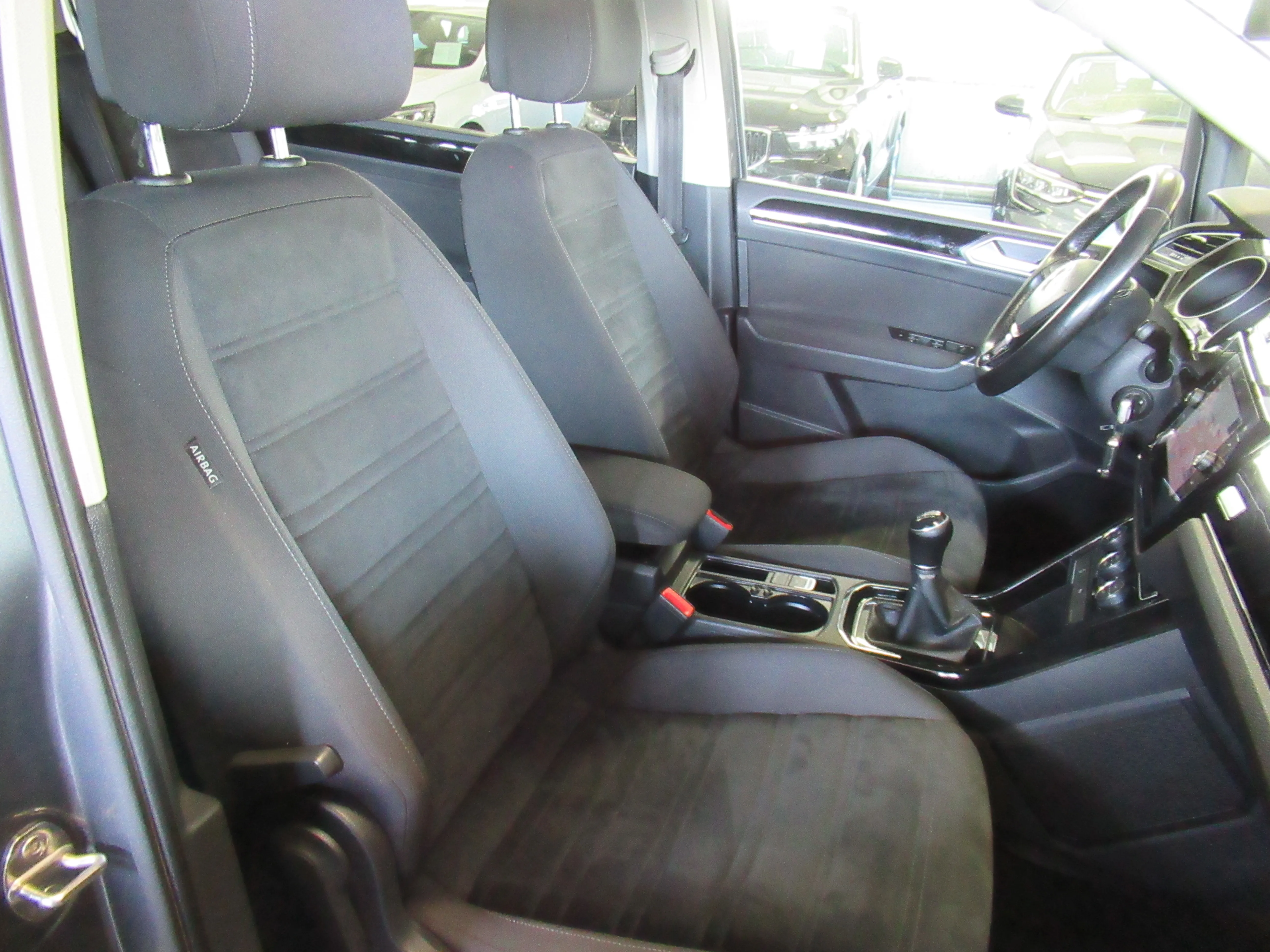volkswagen touran 1.6 tdi r-line 1.vlastnik. full led. - slika 8