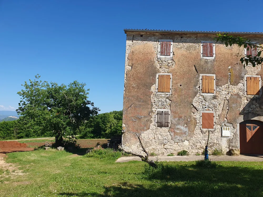 VIŽINADA, imanje s kućom od 180 m2 i zemljištem 35380 m2, KOP-740