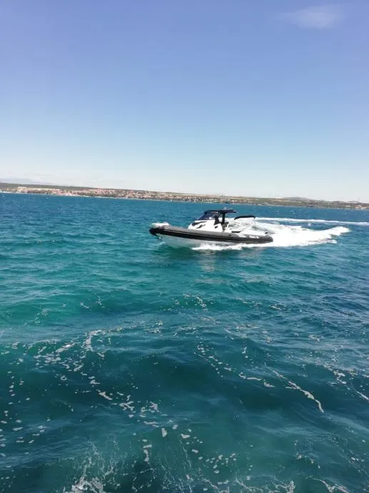 shark 38 hardtop powered by inboard diesel - slika 14