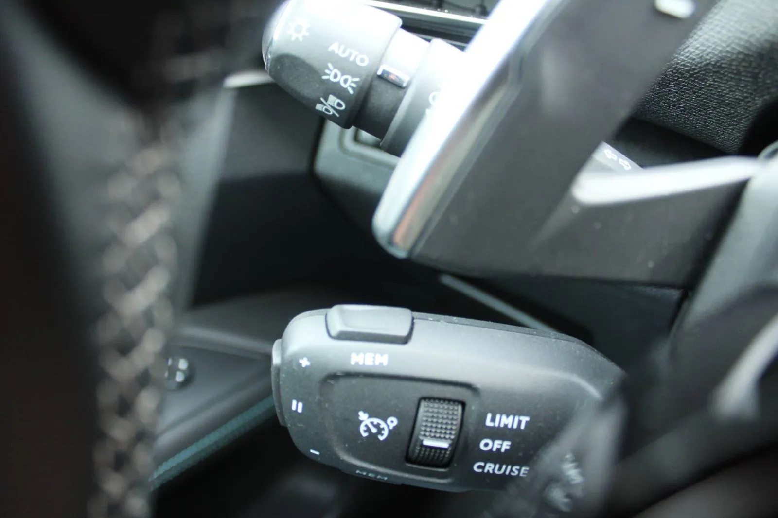peugeot 3008 phev 225 allure automatik *led, navigacija, kamera* - slika 15