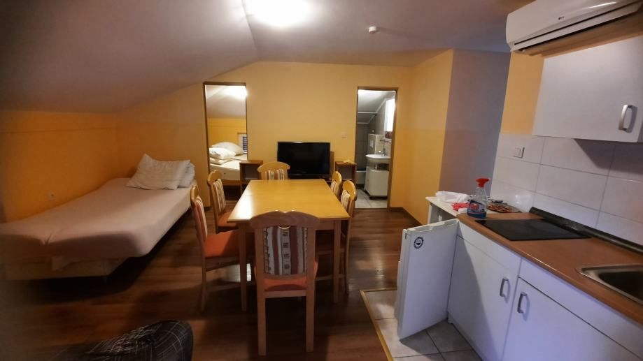 !!kuća sa 6 apartmana 25 metara od mora!! (prodaja) - slika 15