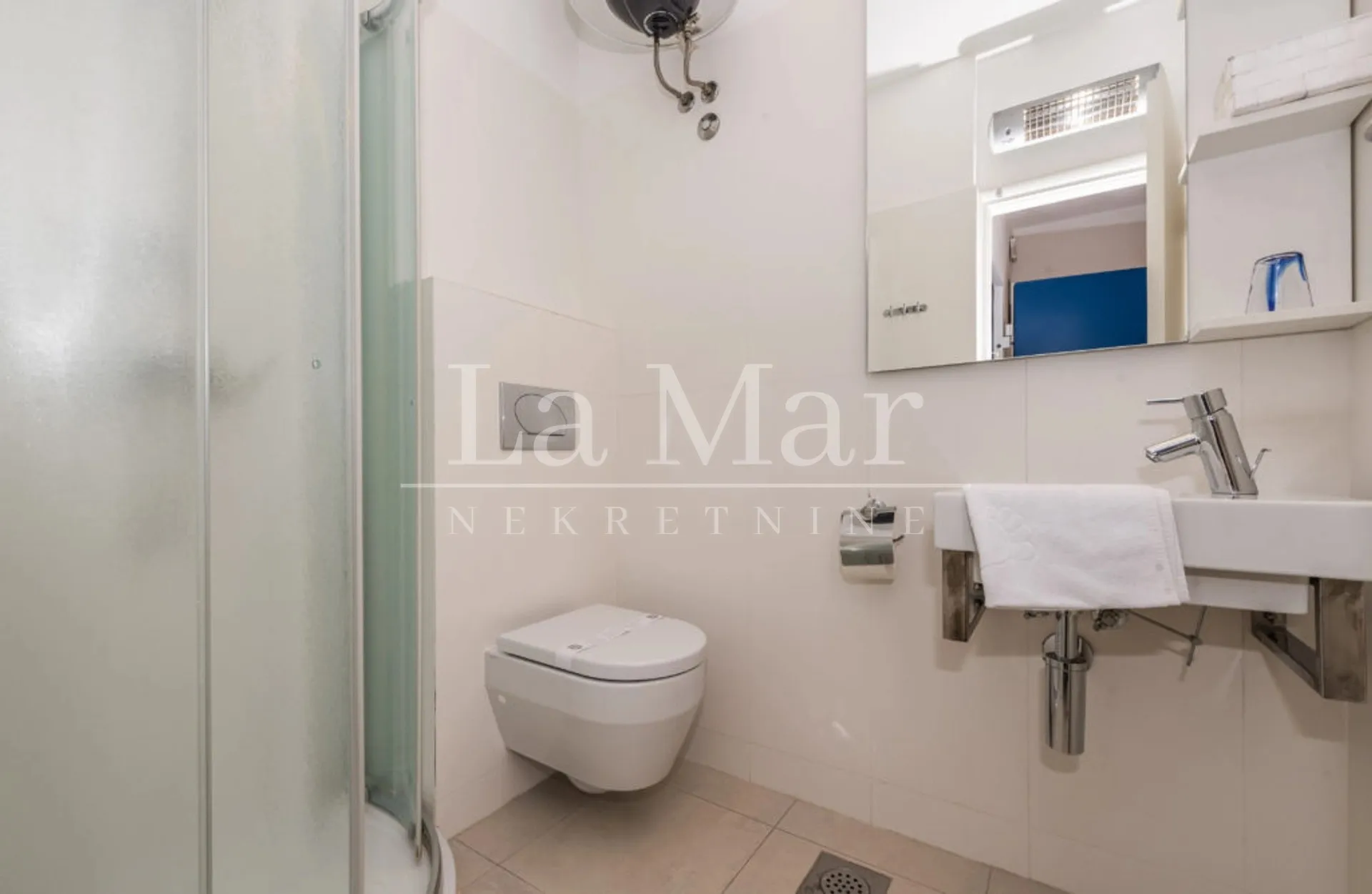 novalja- apartman prvi red do mora- e5 - 81 m2- ii. kat - slika 9