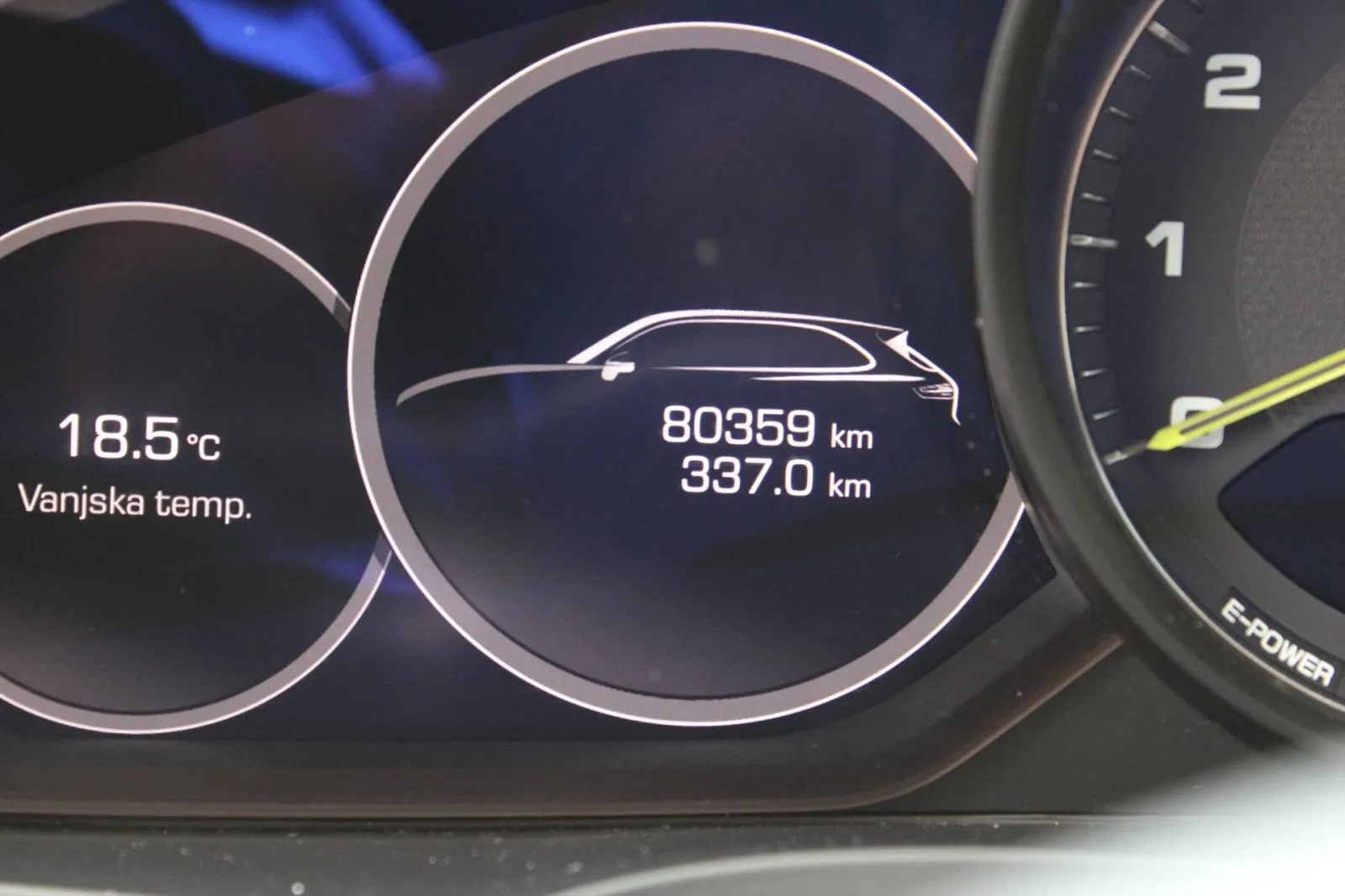 porsche cayenne 3.0 v6 e-hybrid *panorama, led, navigacija* - slika 9