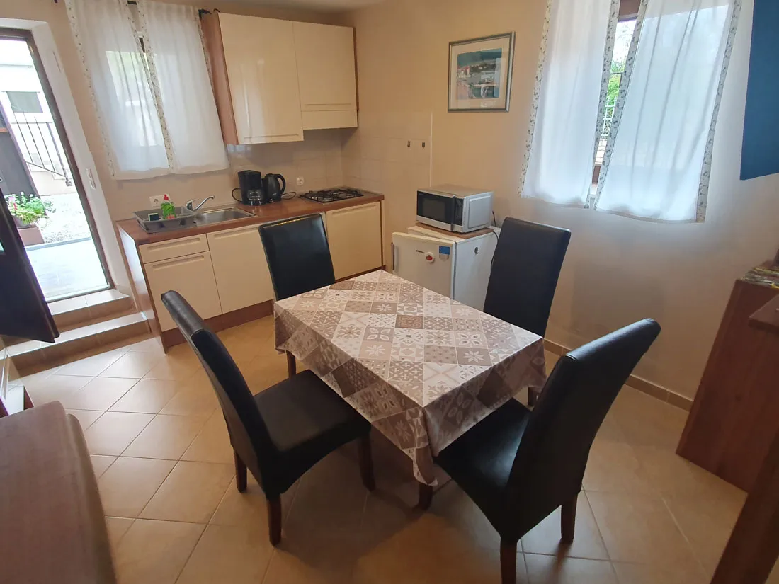 prodaja, tar – dvije kuće s tri odvojena stana - slika 3