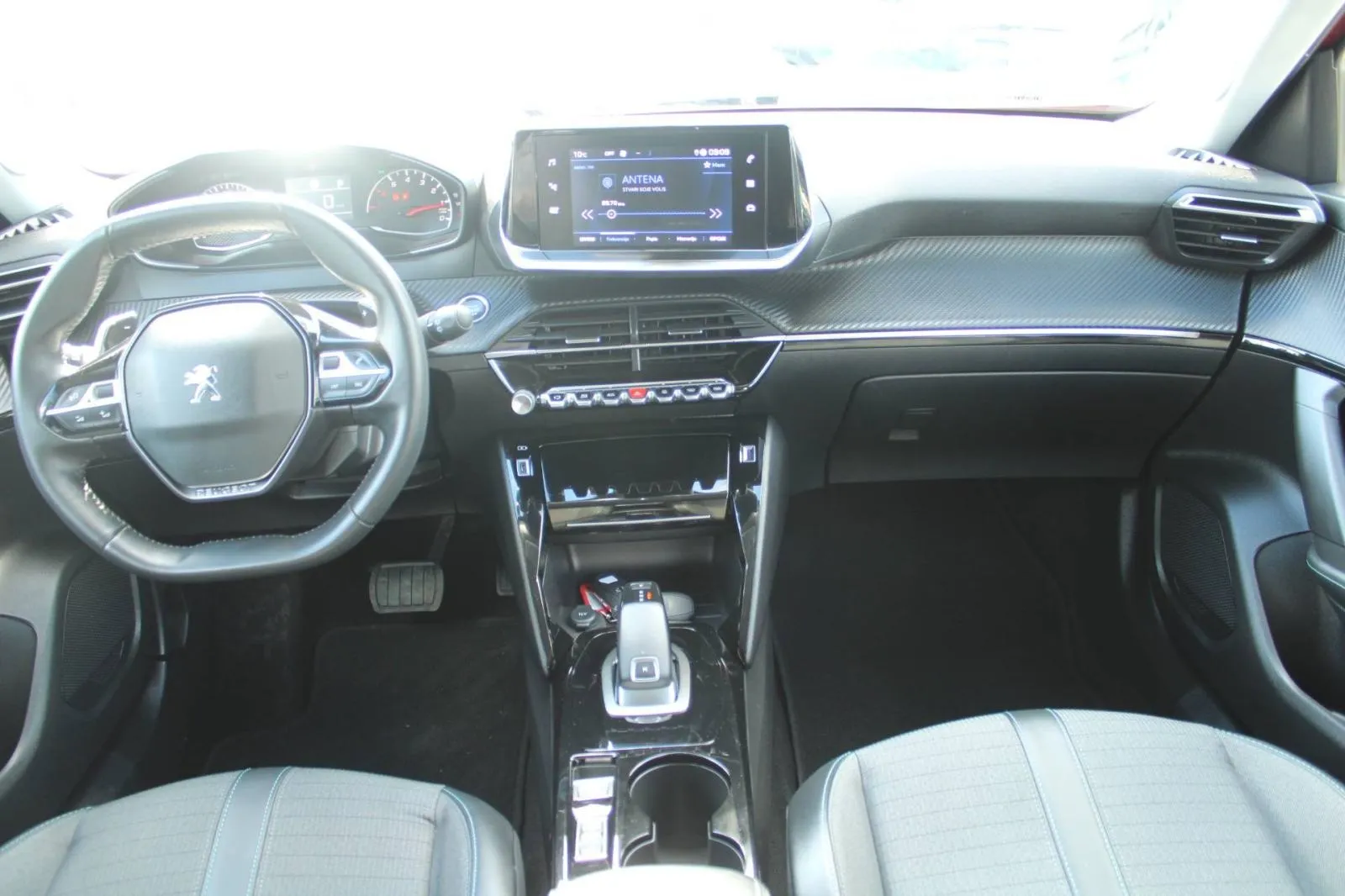 peugeot 2008 1.2 puretech allure automatik - slika 13