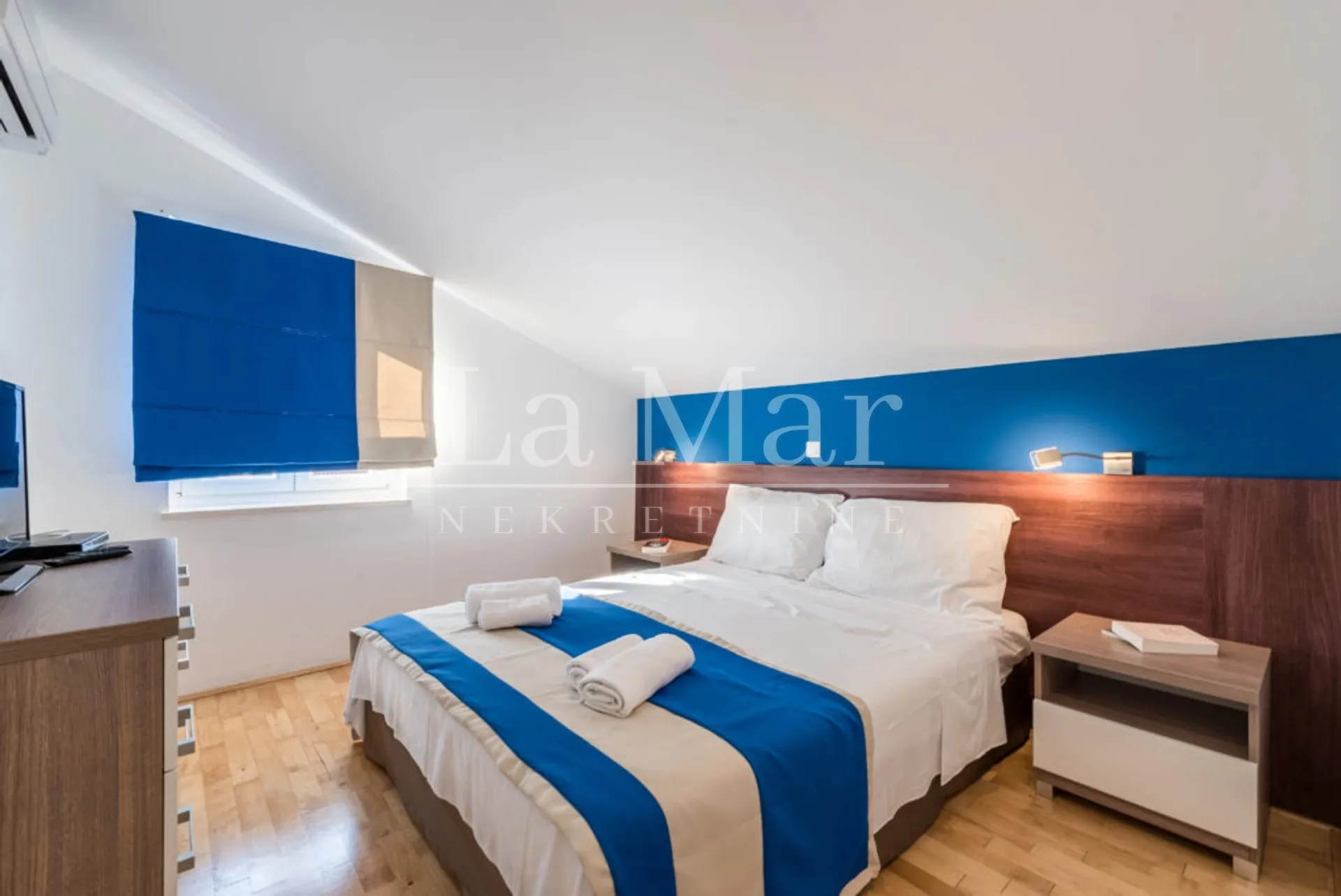 ekskluzivno! novalja- prvi red do mora- penthouse u vili - slika 10