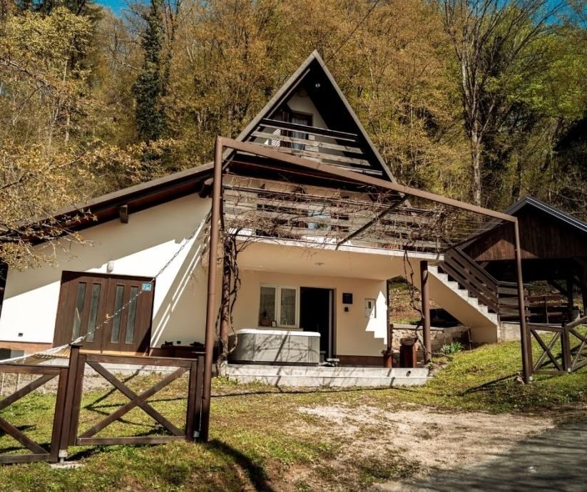 gorski kotar, vikendica okružena šumom - slika 30