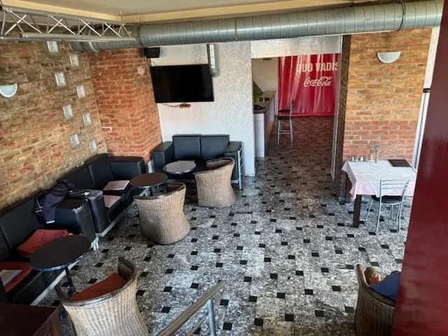 52. vukovar, kultni disco quo vadis, restoran, caffe bar, bilijar sala - slika 10