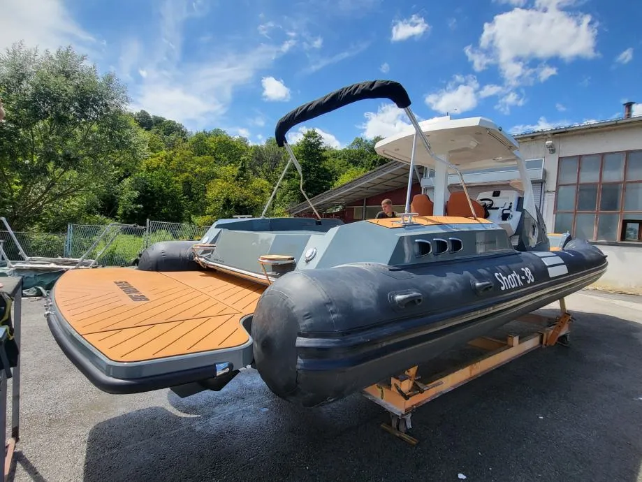 shark 38 hardtop powered by inboard diesel - slika 3