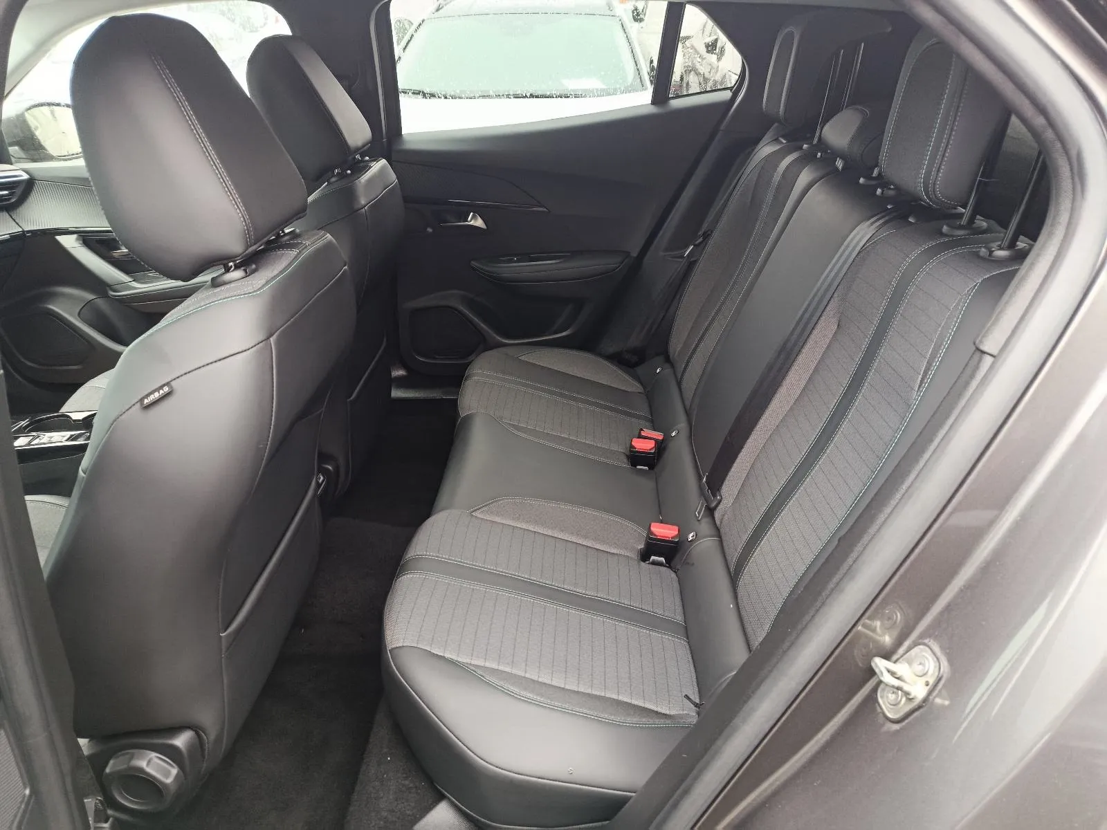 peugeot 2008 1,2 puretech automatik,jamstvo.leasing - slika 12
