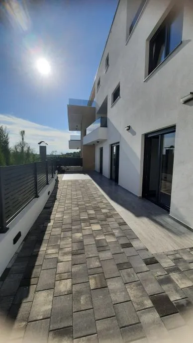 !!stan sa vrtom : murter, 78.00 m2, novogradnja (prodaja) - slika 11