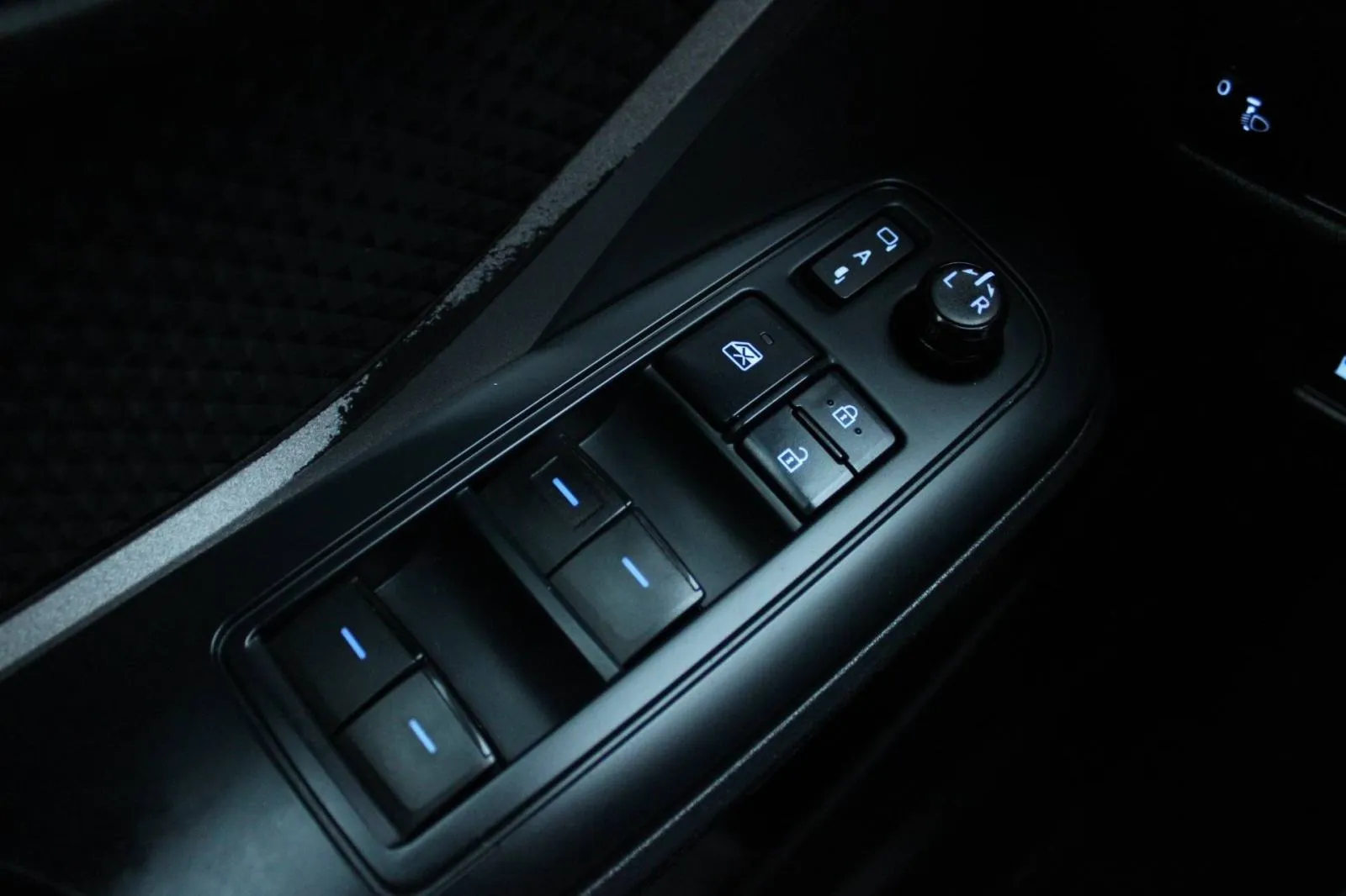 toyota c-hr 1.8 hybrid automatik *led, navigacija, kamera* - slika 22