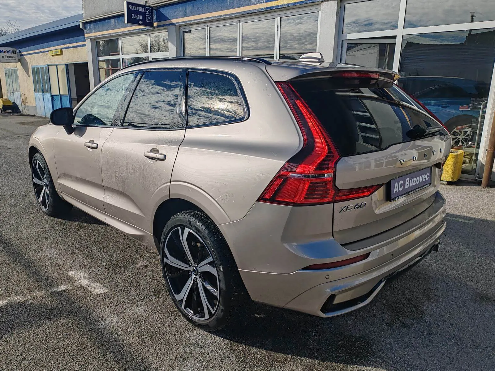 volvo xc60 b4 - slika 17