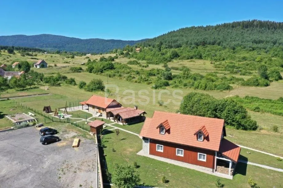 LIKA -SABORSKO - turističko imanje, zemljište 2290 m2, dva objekta