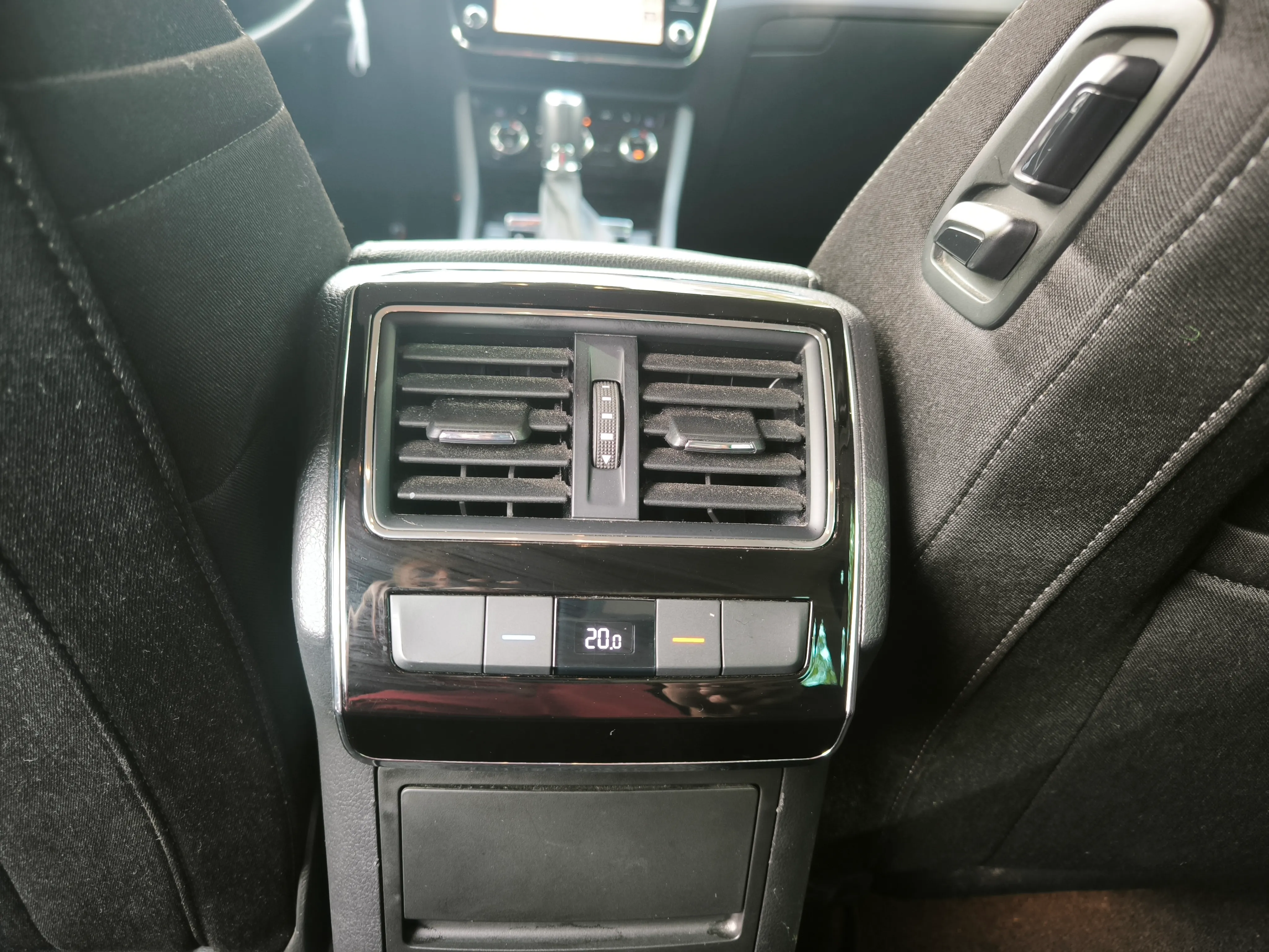 škoda superb combi 2,0 tdi, dsg, virtual, 140kw, ekstra stanje - slika 26