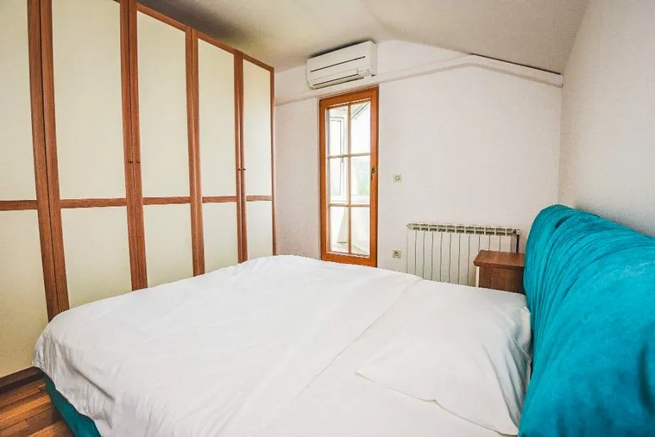 rijeka,vežica-samostojeća kuća s velikom ograđenom okućnicom i garažom - slika 7