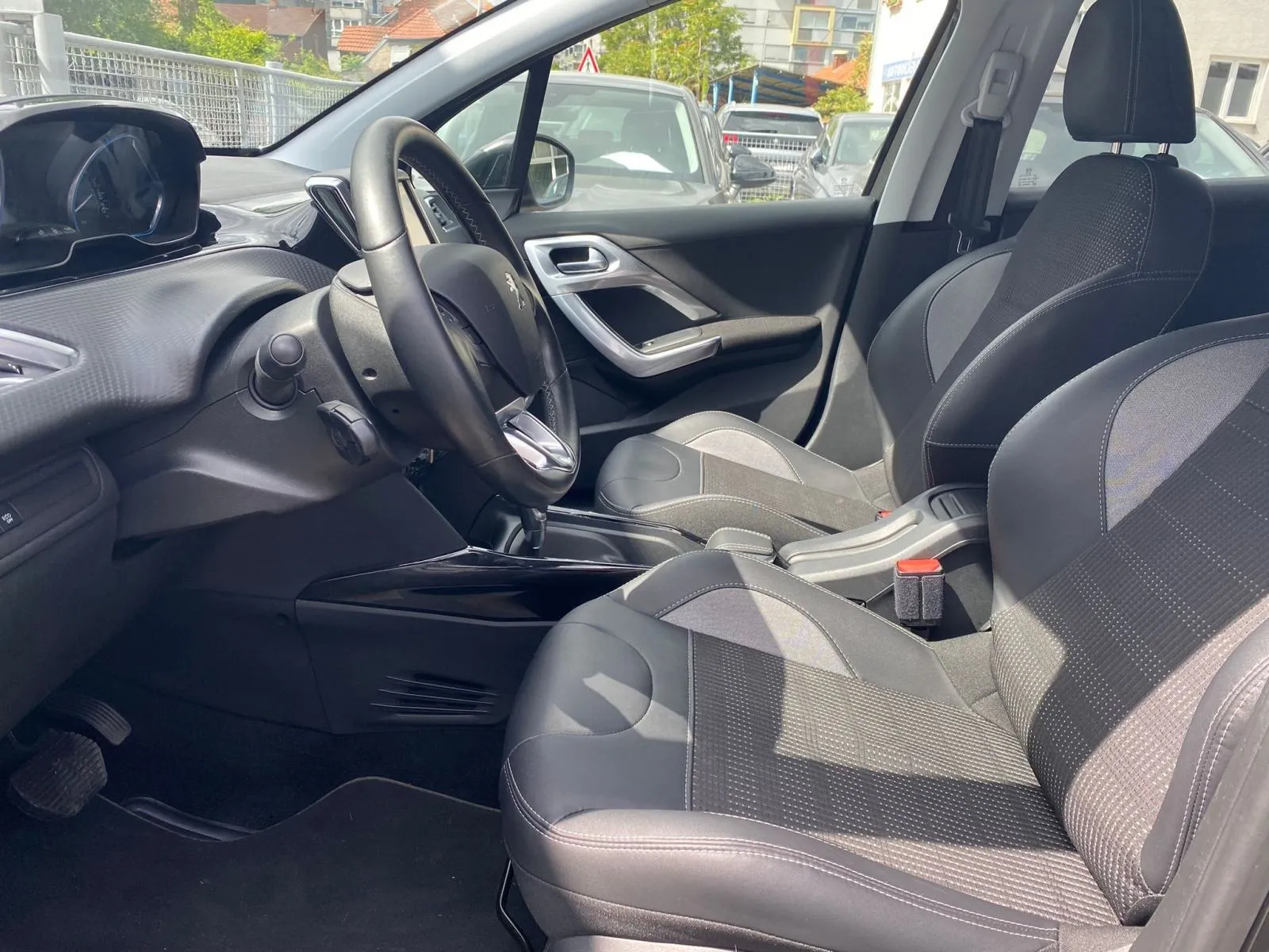 peugeot 2008 1,2 puretech automatik, navi, tempomat, 4x garancija!!! - slika 19
