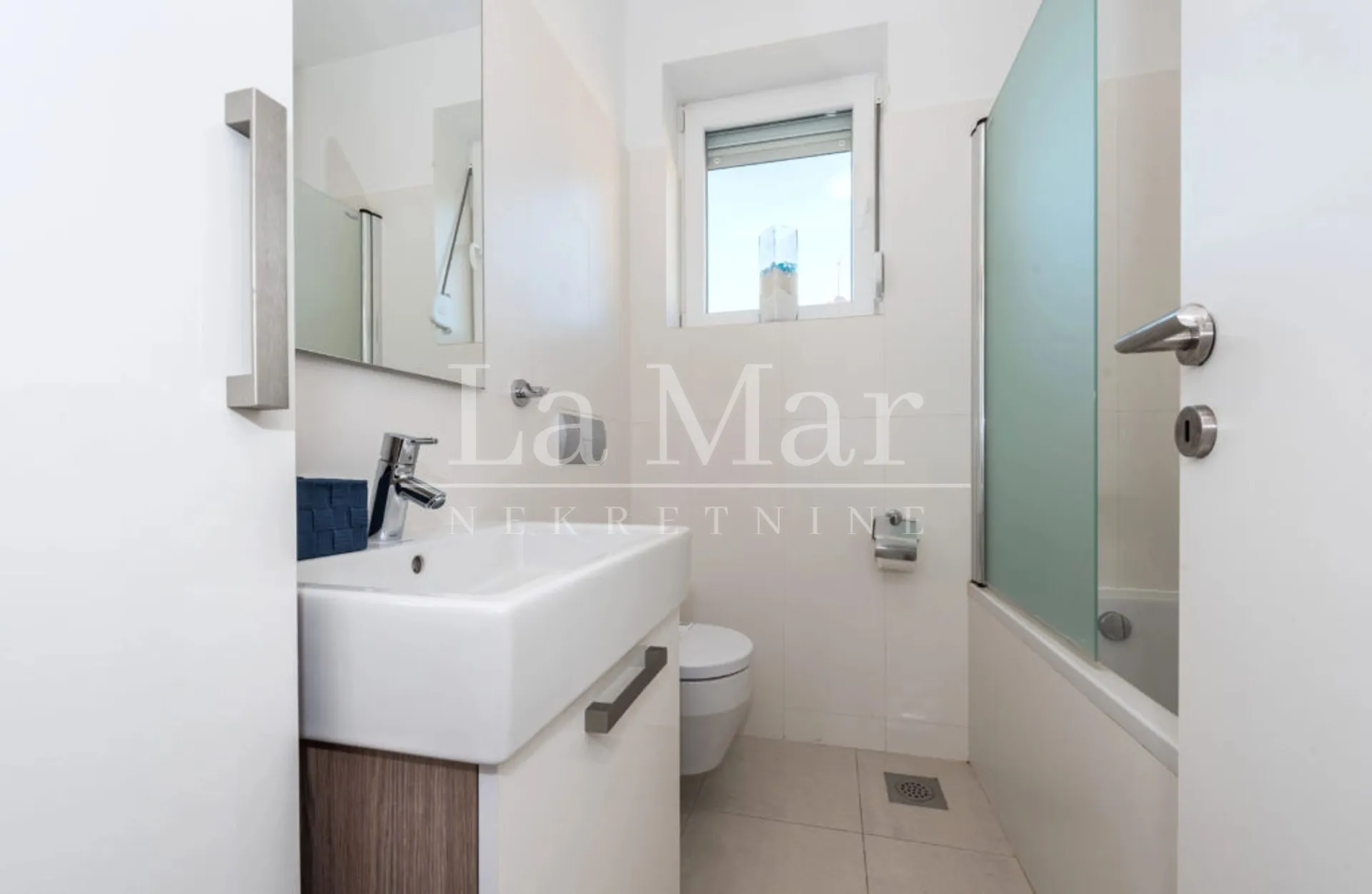 novalja- apartman prvi red do mora- e5 - 81 m2- ii. kat - slika 8